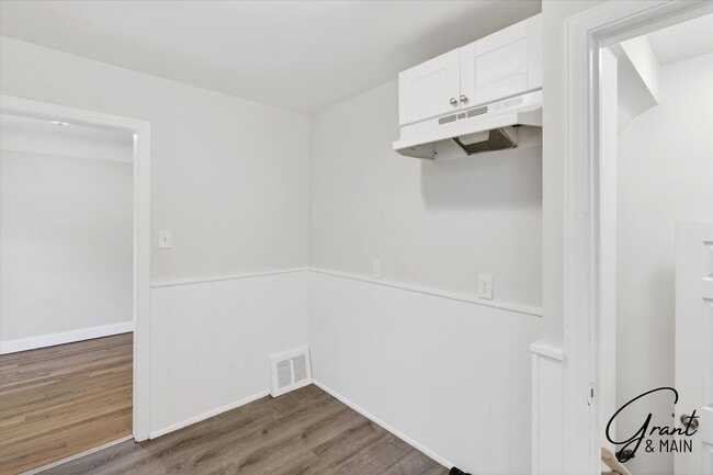 Building Photo - $1,350 - 3 Bed / 1 Bath  Home