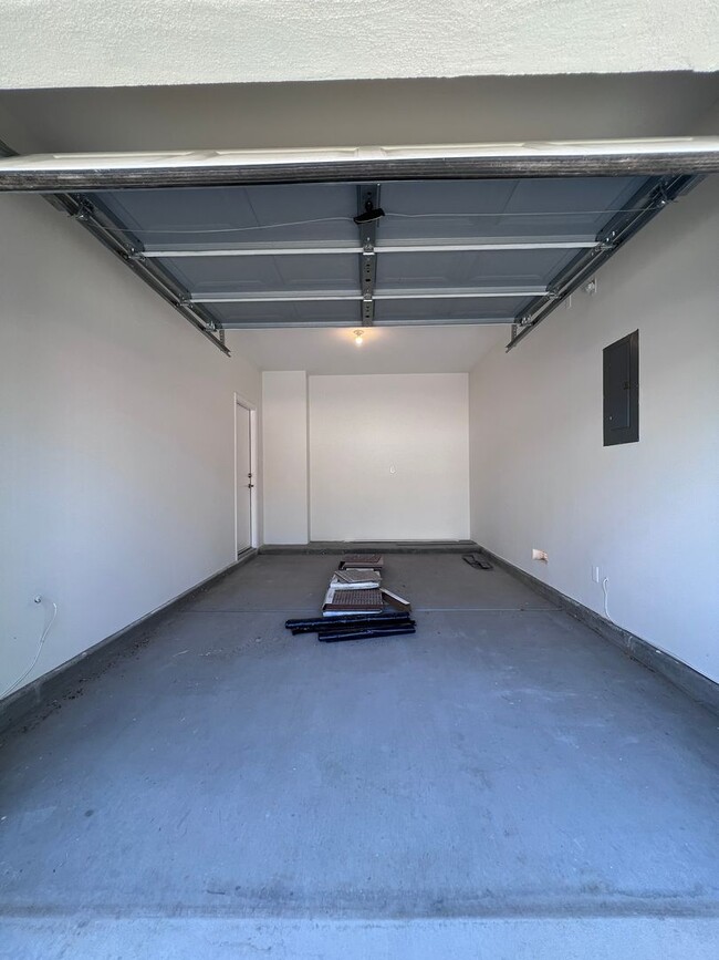 Building Photo - Stunning 4-Bed 3 Car Garage Gated Single S...