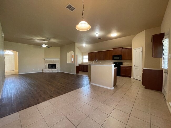 Building Photo - AVAILABLE NOW - 4 BEDROOM 2 BATH HOME IN B...