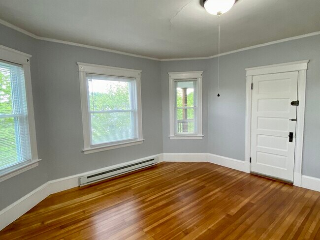 Building Photo - 308 Pleasant St