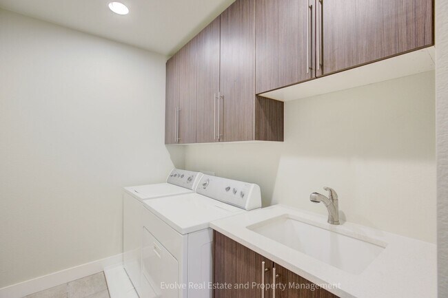 Building Photo - Evolve Real Estate: Gorgeous Townhome Near Sloan's Lake AVAILABLE JUNE 1ST!