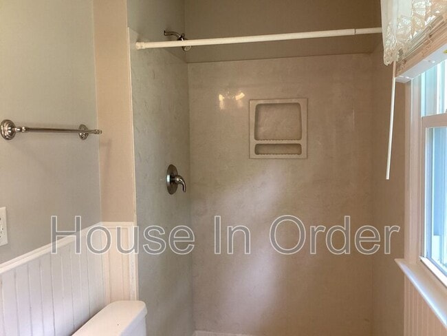 Building Photo - 24 Glen Cove Rd