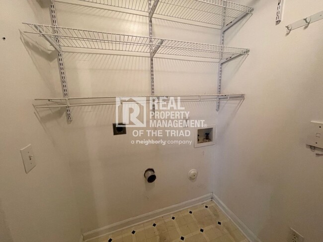 Building Photo - 2 Bedroom, 2 Bath Condo in Greensboro