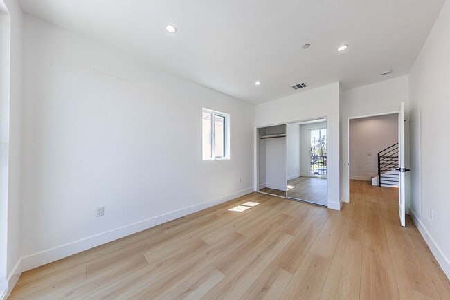 Building Photo - 1259 S Longwood Ave
