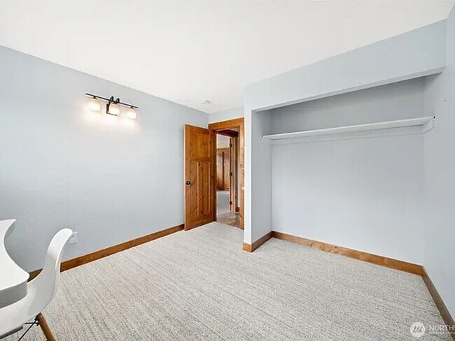 Building Photo - Luxury Home with Views, Maintained Pool and Yard. 5Bed, 3 Bath Great Location