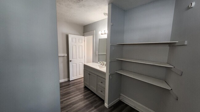 Building Photo - 121 N Main St