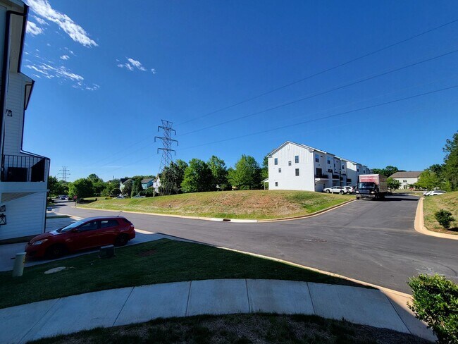 Building Photo - 645 District Ct