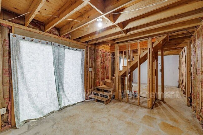 Building Photo - 1060 Windbrooke Ct