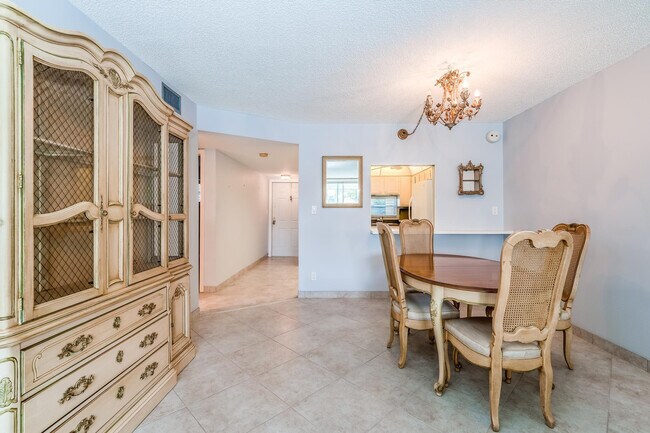 Building Photo - 9500 N Hollybrook Lake Dr