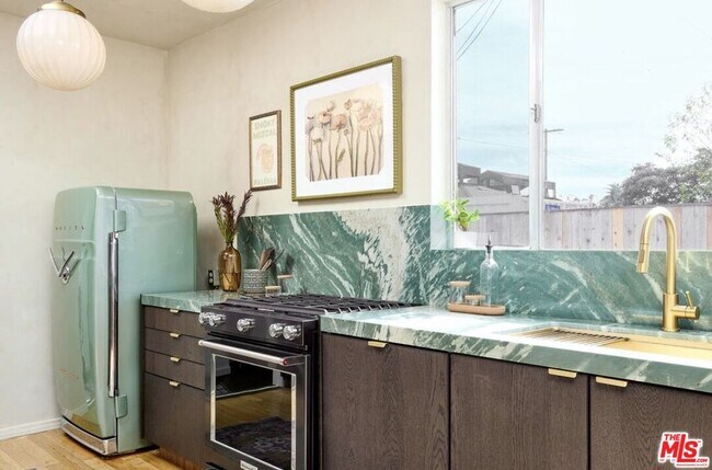 Building Photo - 818 Palms Blvd