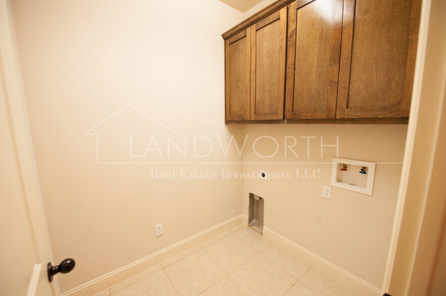 Laundry Room - 4624 Angus Dr