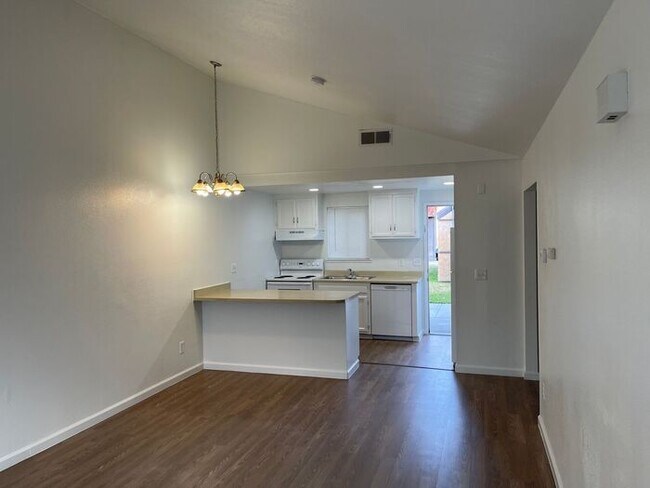 Building Photo - Modesto 2 Bedroom 1 Bathroom Town Home
