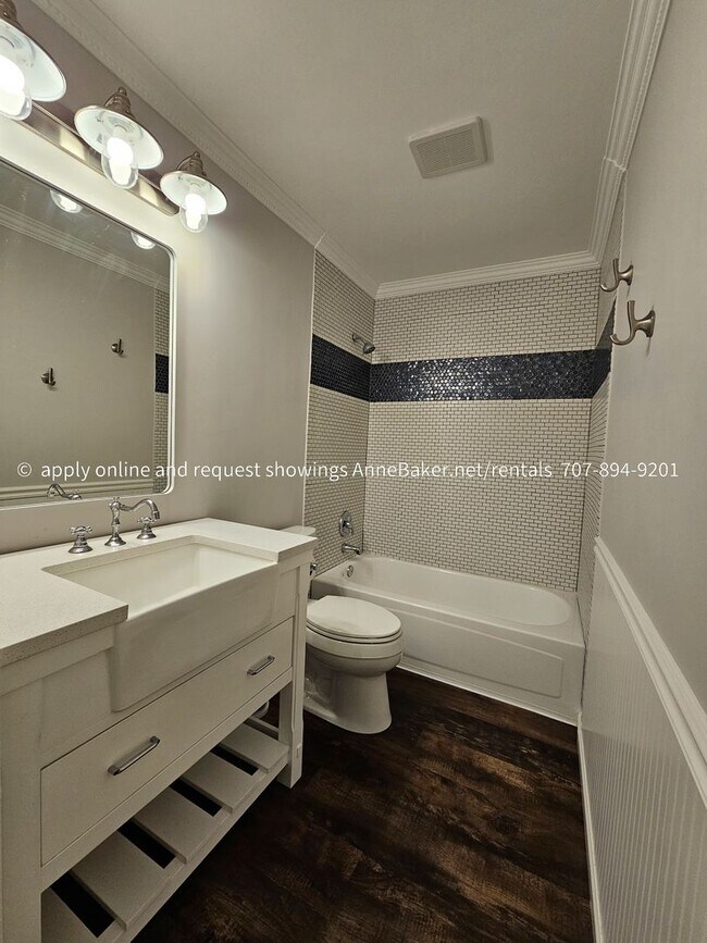 Building Photo - Exquisitely Updated Condo - Must See