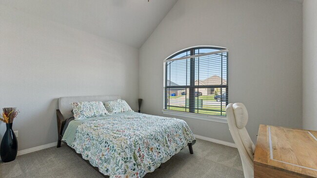 Building Photo - Spacious 4-Bedroom Gem