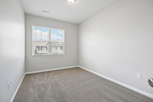 Building Photo - 3 Bedroom END unit Townhome in Clayton