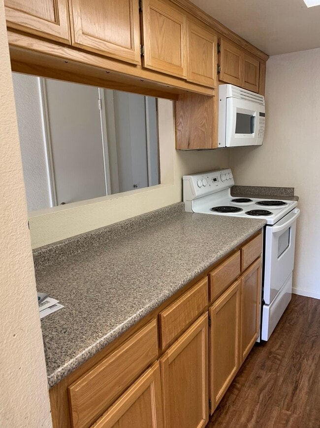 Building Photo - Spacious Upstairs 2bd/2ba Condo, VERY close to Sinsheimer Park