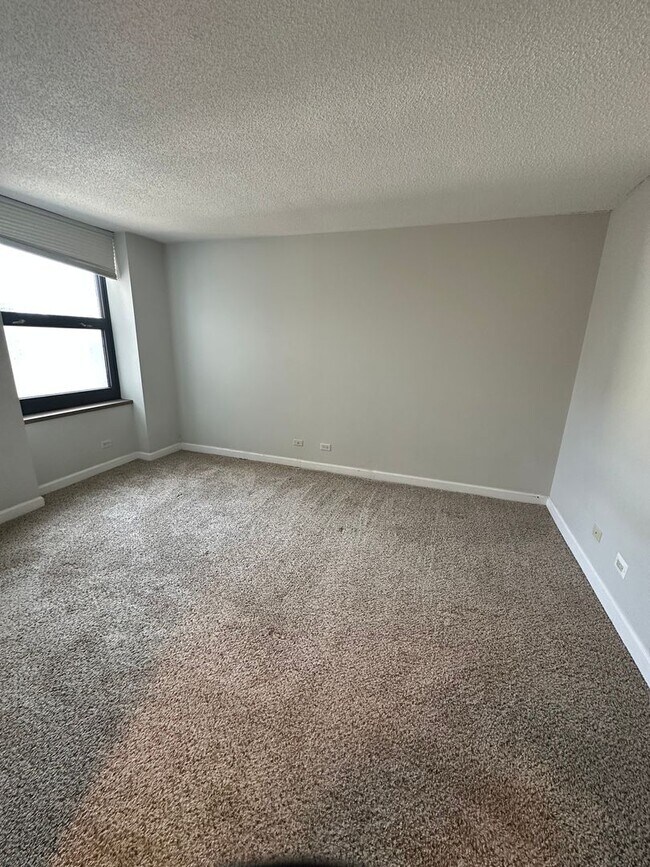 Building Photo - Amazing views from this BIG 20th floor 1bed!!! King size bedroom!