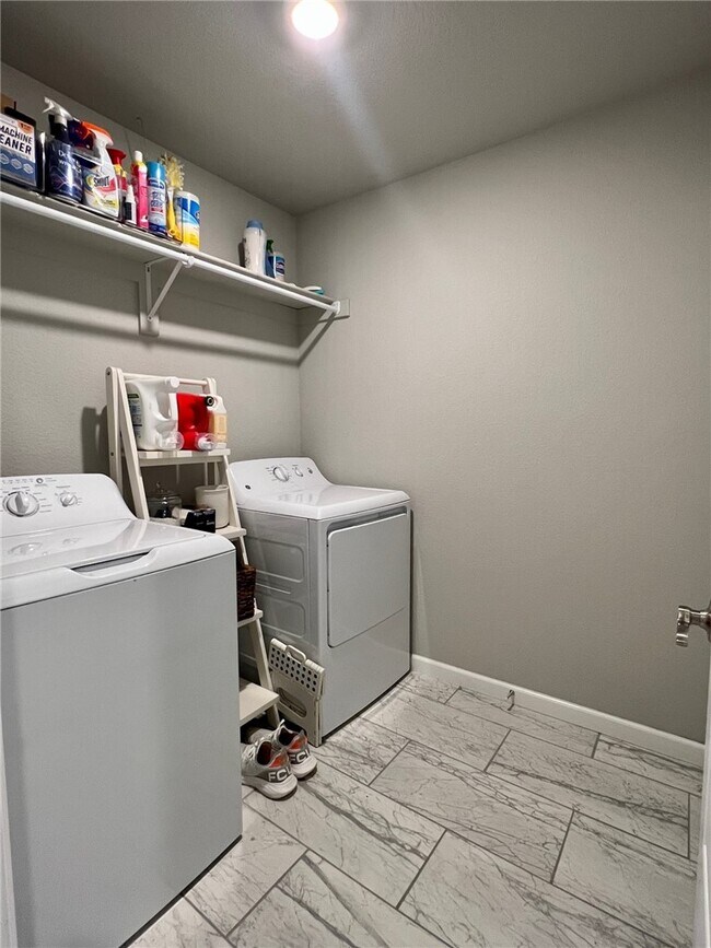 Building Photo - 4315 W Topeka Ave