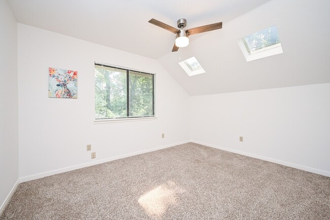 Building Photo - 31 Silent Brook Pl