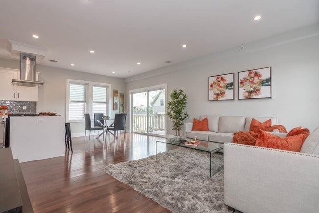 Building Photo - 71 Savin St