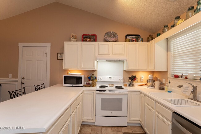 Building Photo - 18 Le Moyne Dr