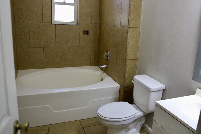 Building Photo - Charming 2 Bedroom, 1 Bath Home with Side ...