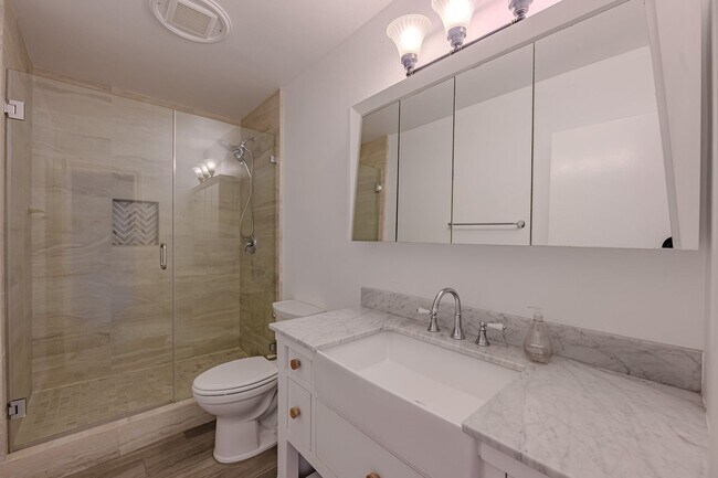 Building Photo - Beautifully Remodeled 1 BD, 1 Mile to beach