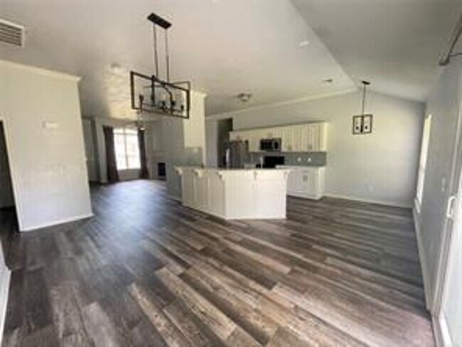Building Photo - WOODCREEK ADDITION | PRIME LOCATION NEAR OU