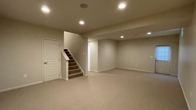 Building Photo - 5-Bedroom Colonial in Lake Ridge