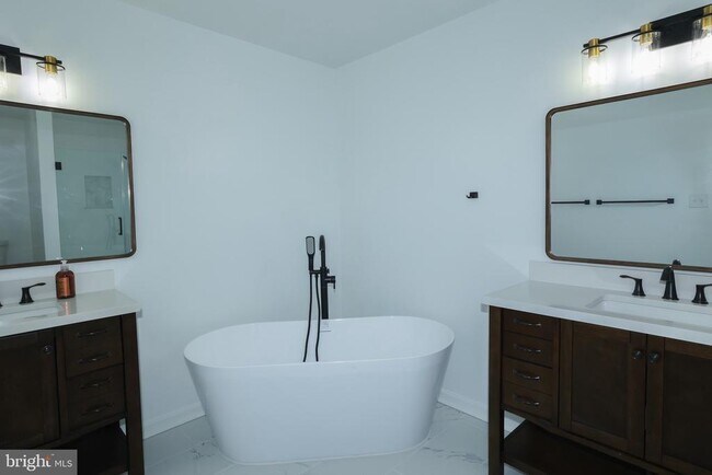 Building Photo - 47699 Whirlpool Square