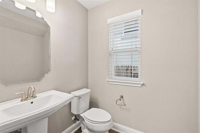 Building Photo - 5004 Mandevilla Dr