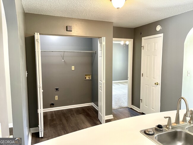 Building Photo - 6619 Saganaw Dr