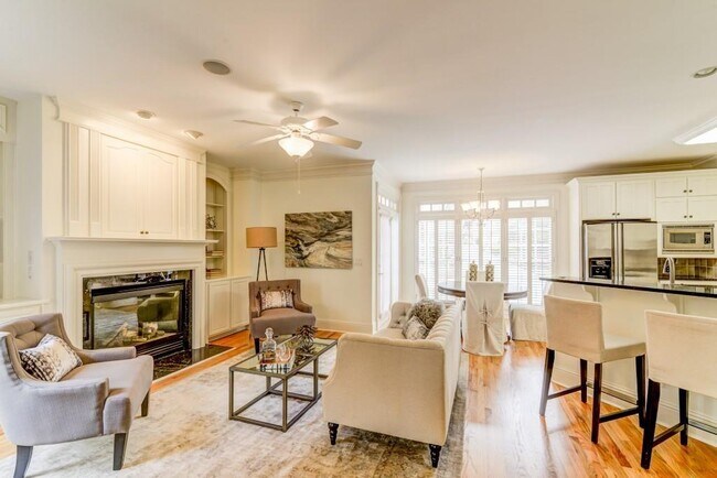 Building Photo - 704 Longleaf Dr NE