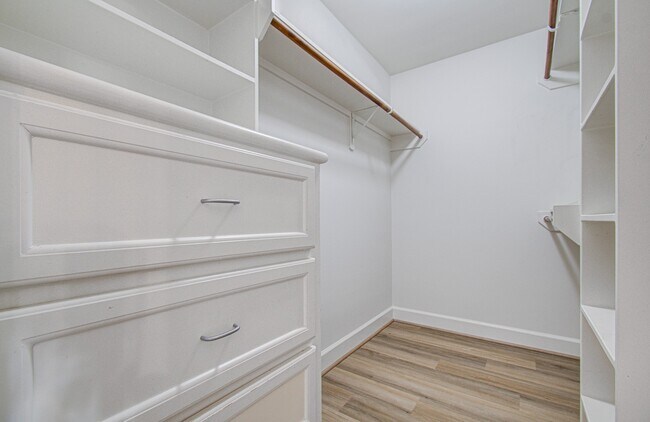 Building Photo - 624 E 39th St
