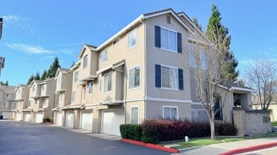 Building Photo - Beautiful 3BD/2.5BA, Multi-Level Townhome in the Shadowhawk Community in Danville- Available NOW!