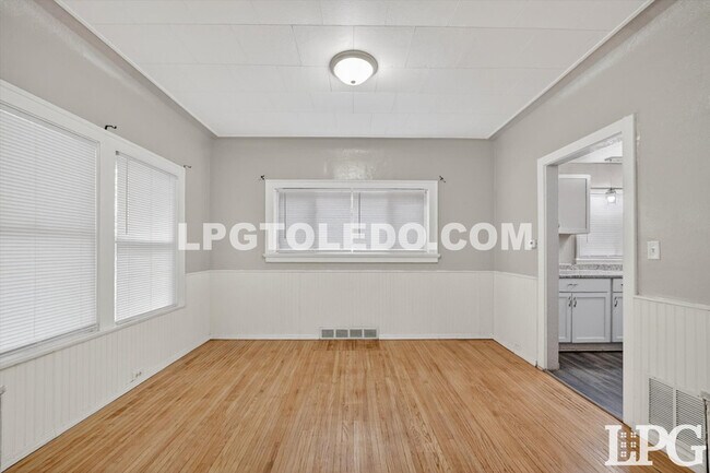 Building Photo - 4120 Parrakeet Ave