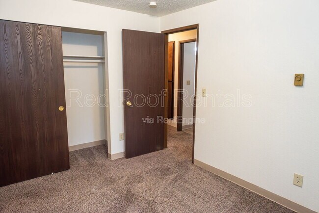 Building Photo - 302-163 163 St Ct E