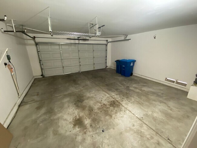 Building Photo - 2 bed/ 2 bath home located in Peccole Ranch