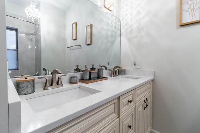 Building Photo - 5536 S King Dr