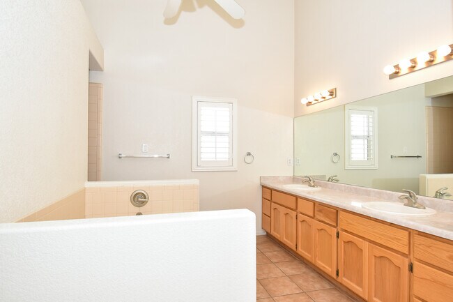 Building Photo - 8406 E Lorenzo Ln