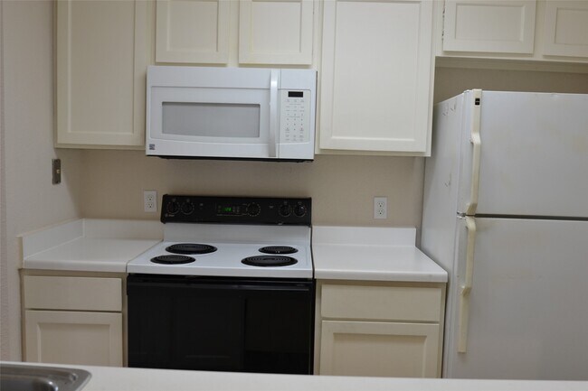 Building Photo - 6111 Beverly Hill St