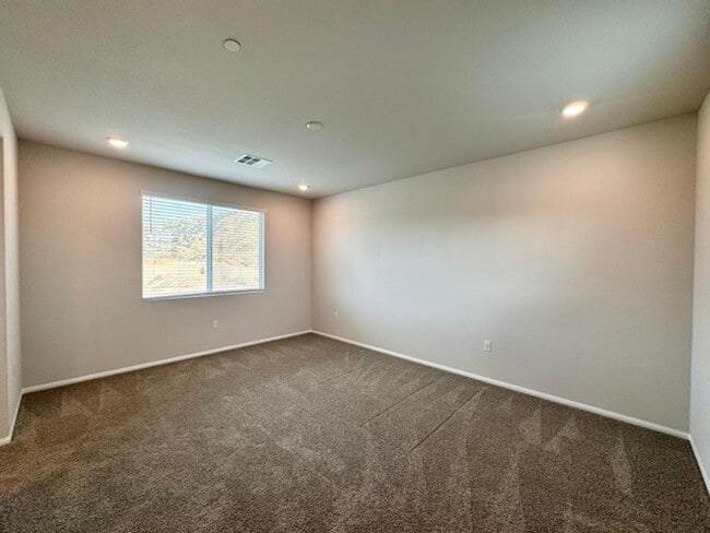 Building Photo - MOVE IN SPECIAL! $1000 off 1st month rent if you move in the month of January! Spacious 4 Bedroom...