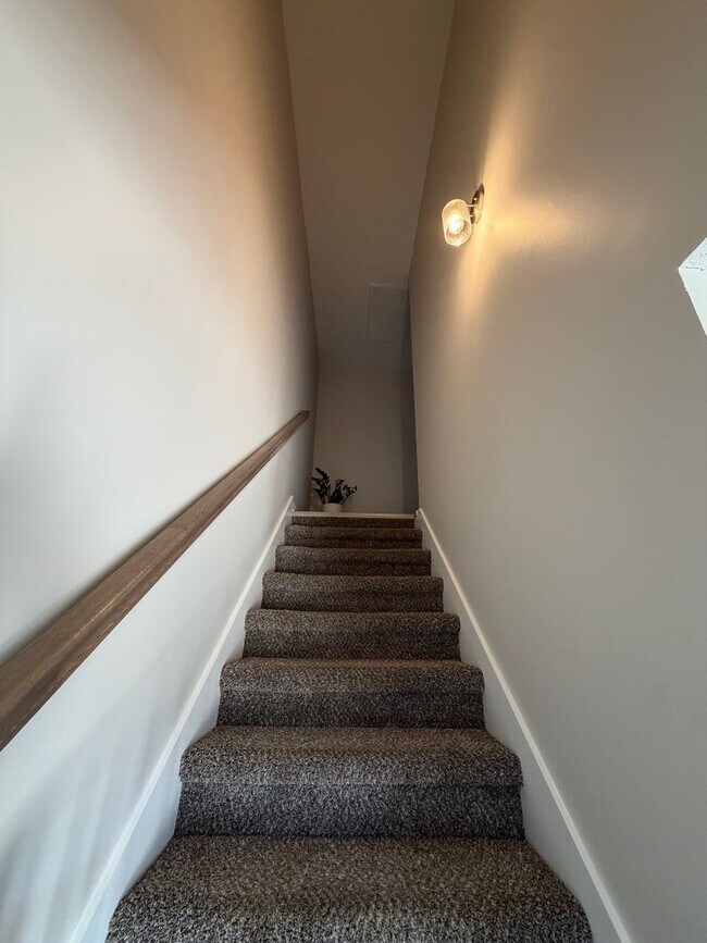 Building Photo - 3 Bedroom 2 1/2 Bath Home For Rent Near Post!