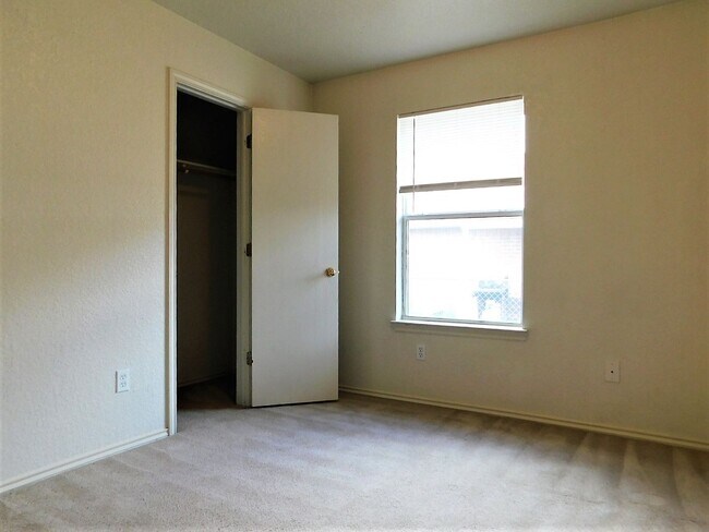 Building Photo - 2803 Lucille Dr