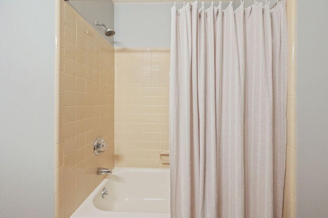Building Photo - 512 Samana Way