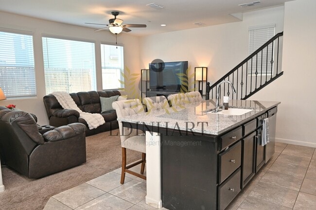 Building Photo - 893 Fir St W