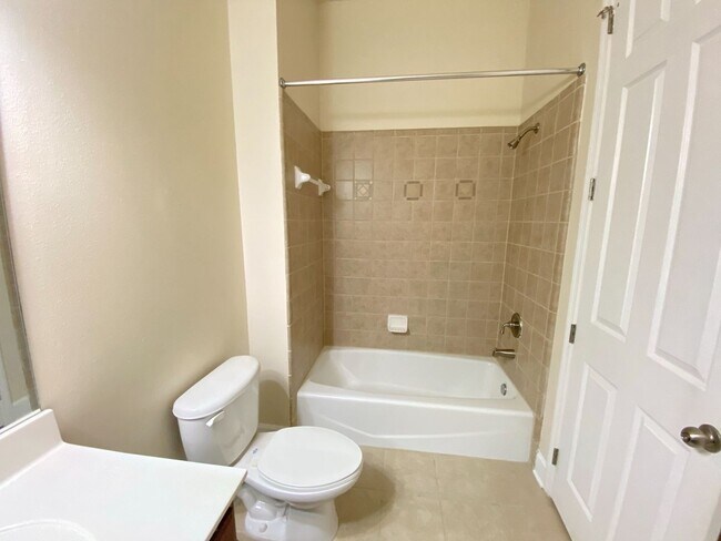 Building Photo - Spacious 3/3.5 Condo with Garage in Fleming Island