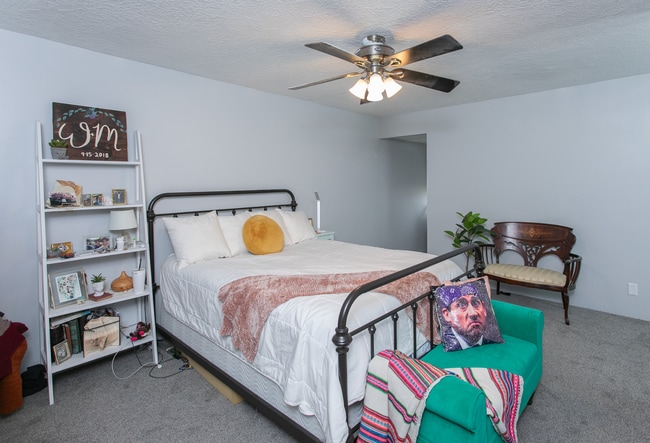 Building Photo - 3 bed 2 bed - in unit laundry - condo!