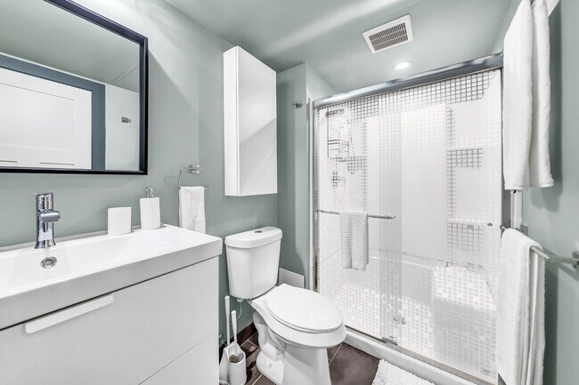 Building Photo - Furnished 2-Bedroom, 2-Bath Apartment near the Medical Campus