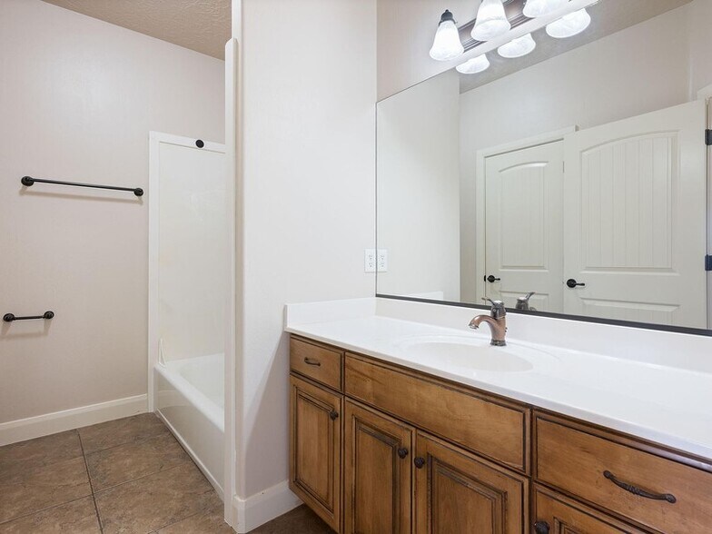 Building Photo - 935 Crooked Creek Dr